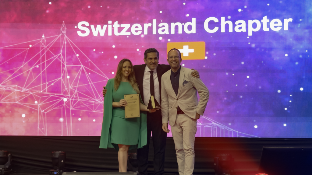IAA-Geschäftsführerin Chantal Landis und IAA-Präsident Matthias Kiess nehmen den IAA Chapter Excellence Award von IAA-World-President Sasan Saeidi entgegen